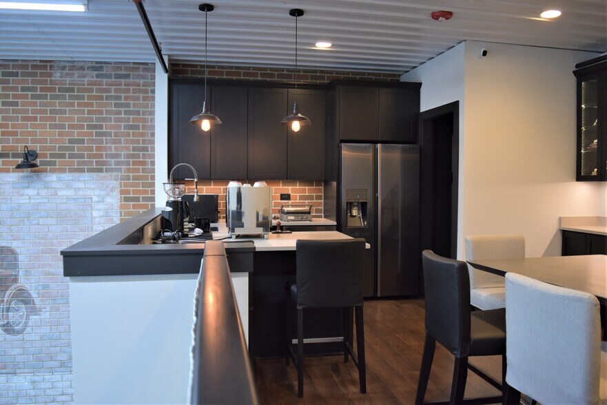 More Photos Of 2108-2260 Ferry Rd, Naperville Showroom For Sale