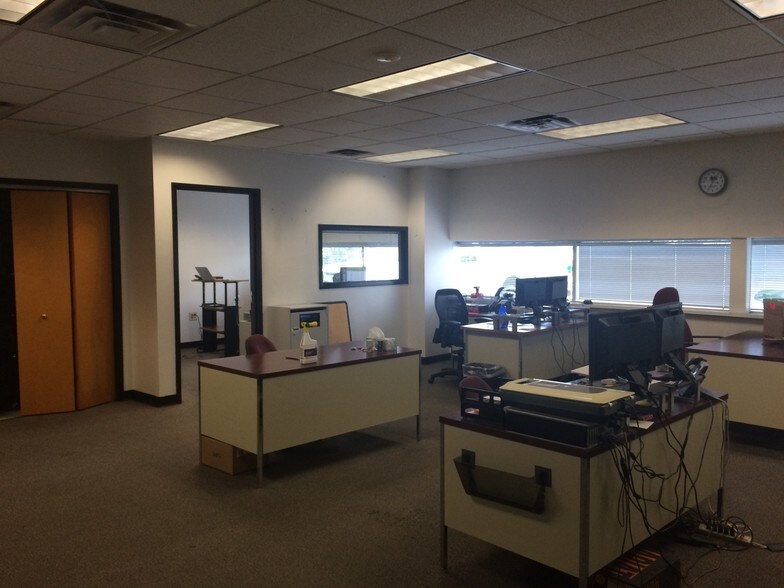 More Photos Of 2915 Gillespie St, Fayetteville Flex For Sale