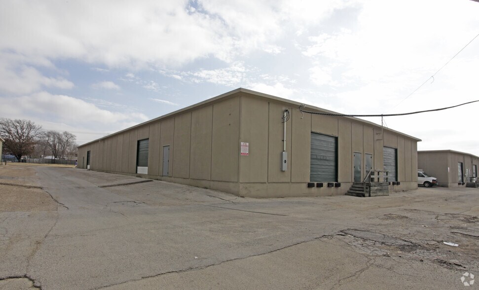 More Photos Of 118-120 Browning Dr, Arlington Flex For Lease