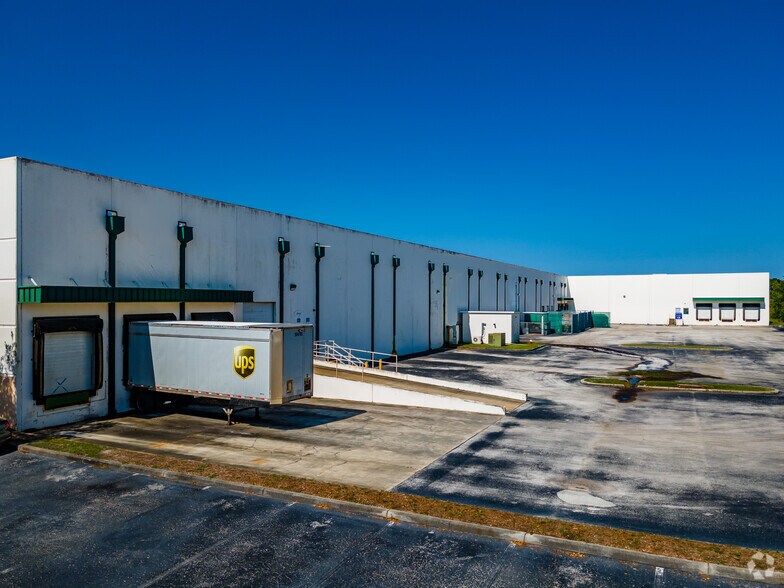 More Photos Of 3001 Gateway Centre Pky, Pinellas Park Warehouse For Lease