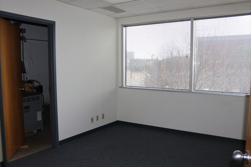 More Photos Of 300 W Jefferson St, Springfield Office For Lease