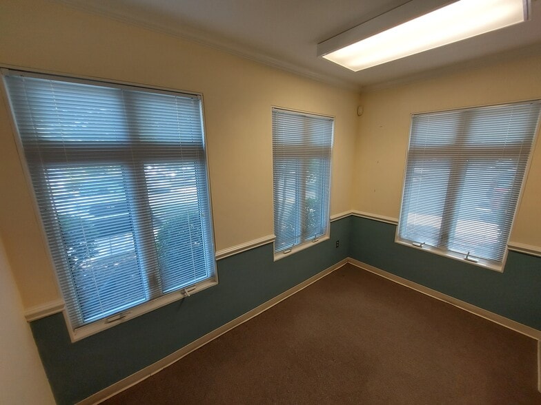More Photos Of 5015 Southpark Dr, Durham Medical For Lease
