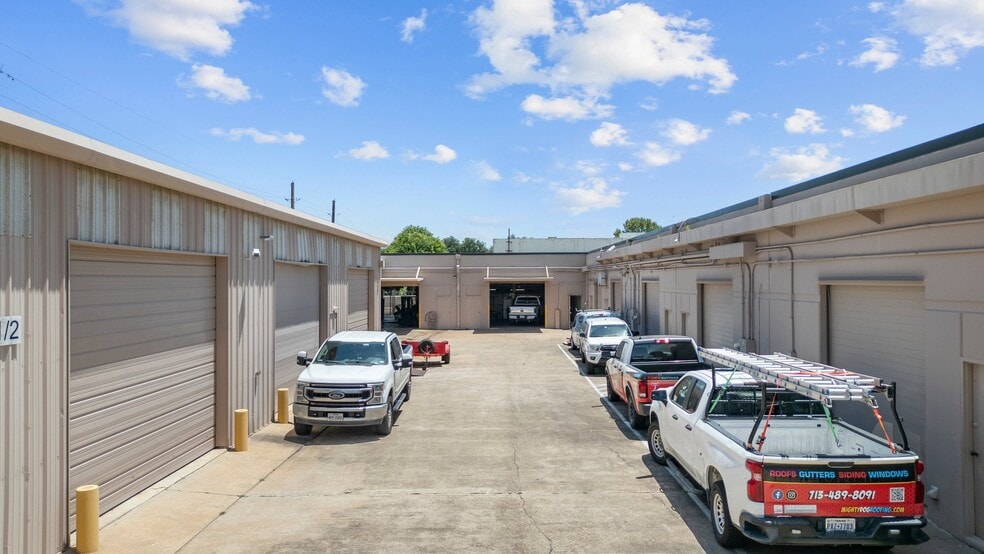 More Photos Of 16522-16536 Park Row, Houston Light Distribution For Sale