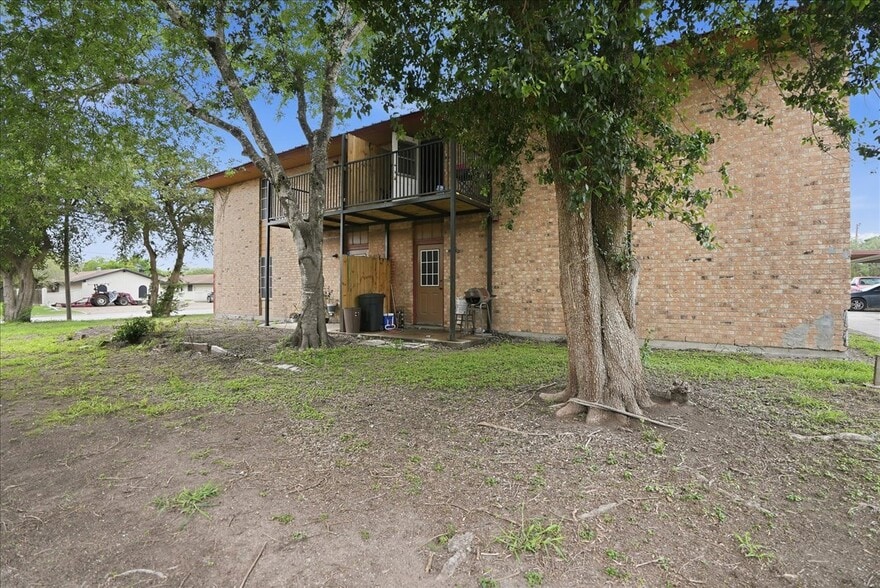 More Photos Of 600 E Crockett St, Beeville Apartments For Sale