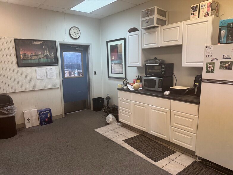 More Photos Of 34401 Commerce Rd, Fraser Warehouse For Lease