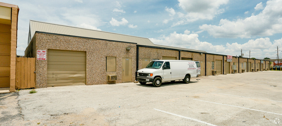 Primary Photo Of 6104-6122 Evergreen St, Houston Flex For Lease