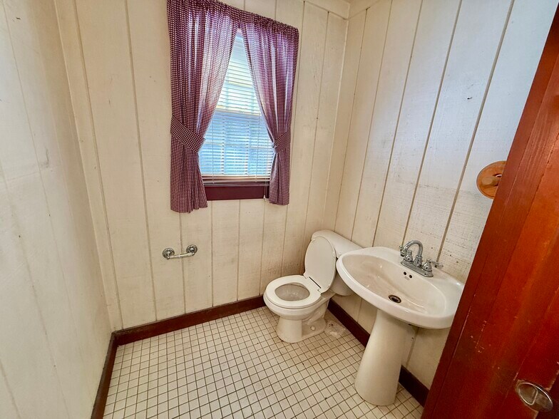 More Photos Of 524 Main St S, Woodbury Garden Center For Lease