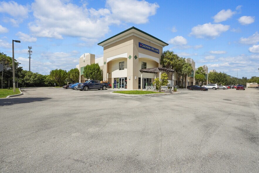 More Photos Of 10101 Lantana Rd, Lake Worth Showroom For Lease
