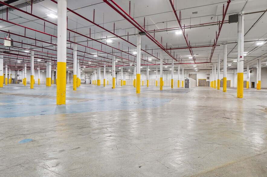 More Photos Of 7101 Rue Notre-Dame E, Montréal Warehouse For Lease