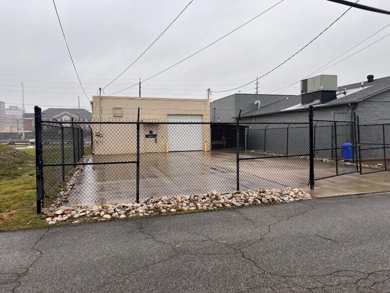 More Photos Of 927 8th Ave, Huntington Veterinarian Kennel For Lease