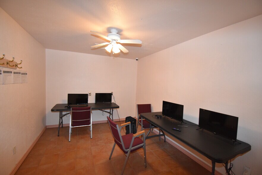 More Photos Of 201 Third NW St, Fabens Showroom For Sale