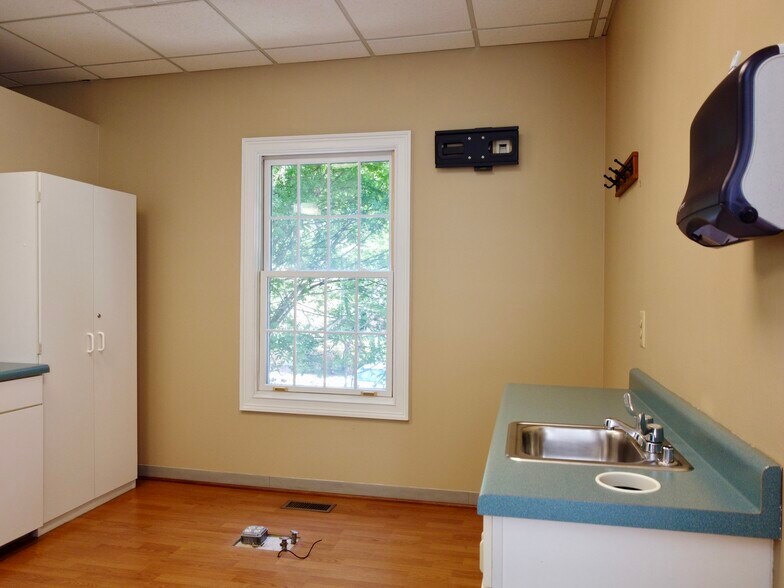 More Photos Of 3218 Mill St, Covington Medical For Sale