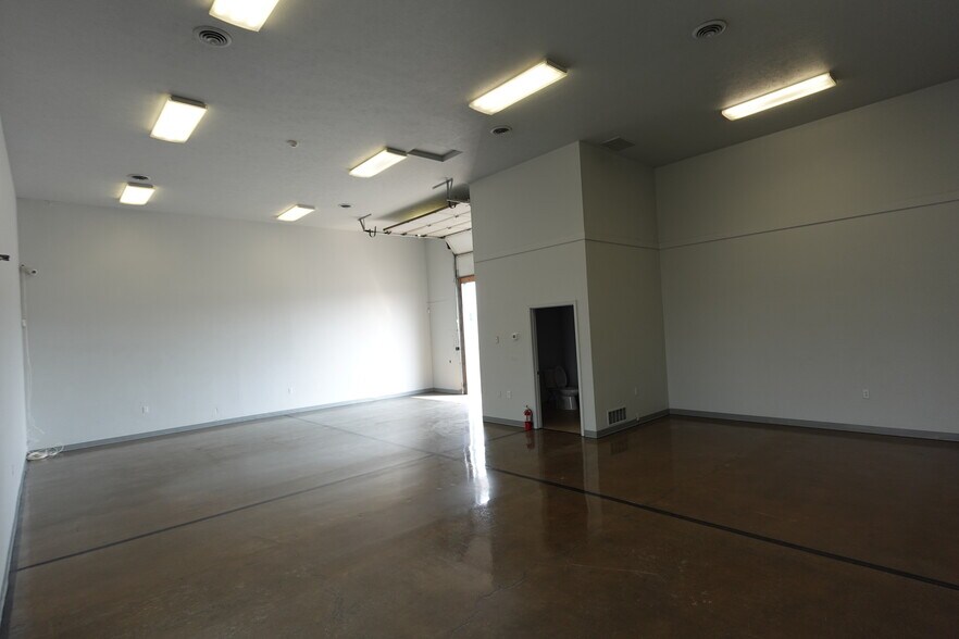More Photos Of 6010-6012 E Trent Ave, Spokane Showroom For Lease