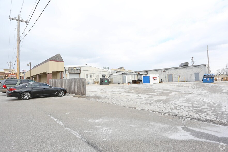 More Photos Of 14208-14242 Manchester Rd, Ballwin General Retail For Lease