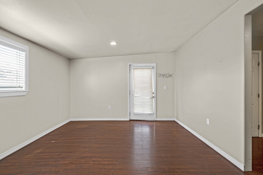 More Photos Of 1755 Washington Ave, San Leandro Bar For Sale