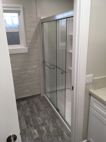 More Photos Of 14920 1/2 Burbank Blvd, Sherman Oaks Freestanding For Lease