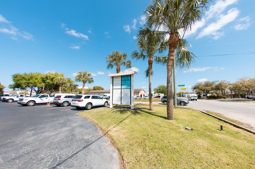 More Photos Of 5701 Houchin St, Naples Light Manufacturing For Lease