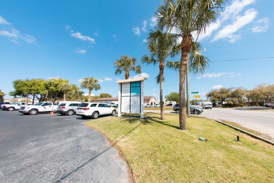 More Photos Of 5701 Houchin St, Naples Light Manufacturing For Lease