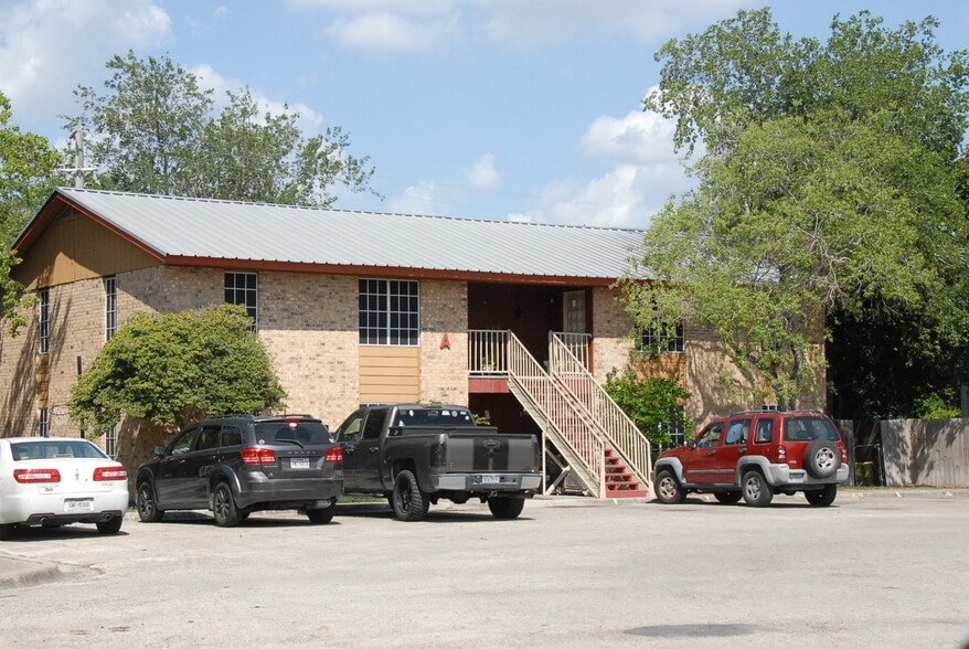 More Photos Of 600 E Crockett St, Beeville Apartments For Sale