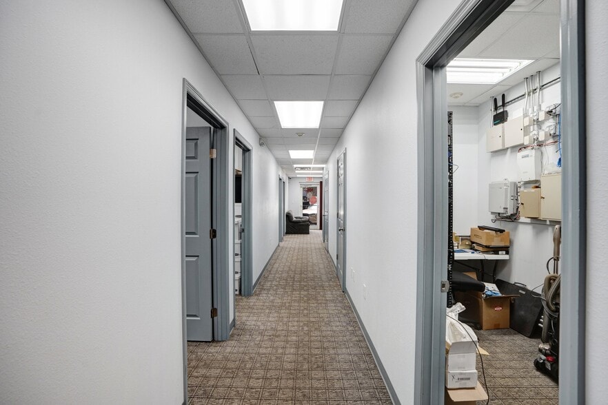 More Photos Of 1882 Porter Lake Dr, Sarasota Light Manufacturing For Sale