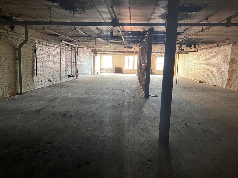 More Photos Of 922 4th Ave, Huntington Flex For Sale