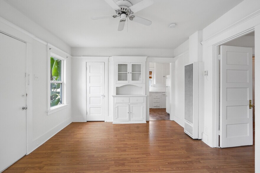 More Photos Of 2006 Strongs Dr, Venice Apartments For Sale