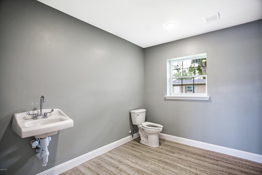 More Photos Of 5618 Lilly St, Panama City Office For Lease
