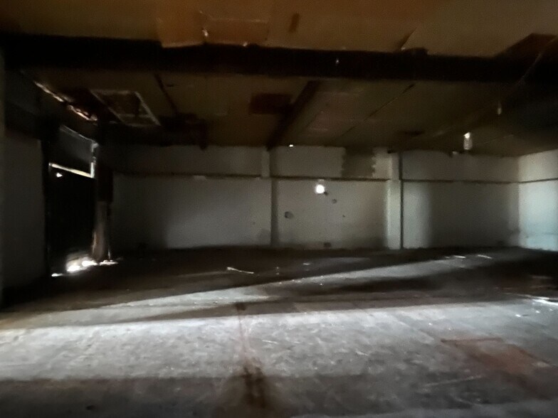 More Photos Of 942 S 2nd St, Louisville Light Distribution For Sale