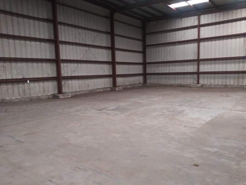 More Photos Of 5017 N Coolidge Dr, Tampa Warehouse For Lease