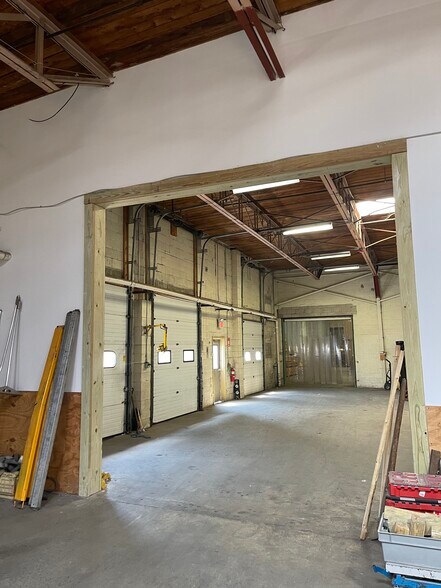 More Photos Of 15 Saunders Way, Westbrook Warehouse For Lease