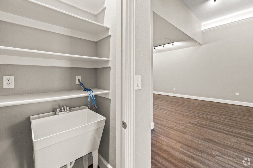 More Photos Of 8849 Davis Blvd, Keller Storefront Retail Office For Lease