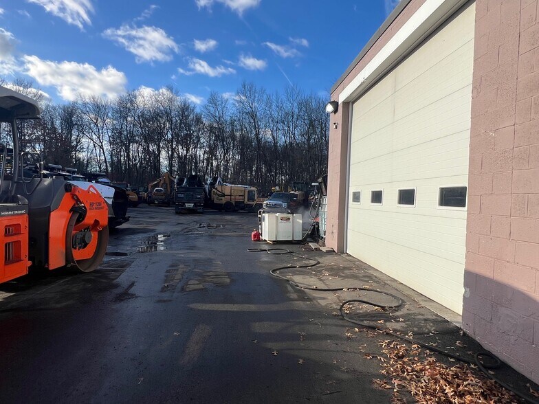 More Photos Of 36 Montesano Rd, Fairfield Warehouse For Lease