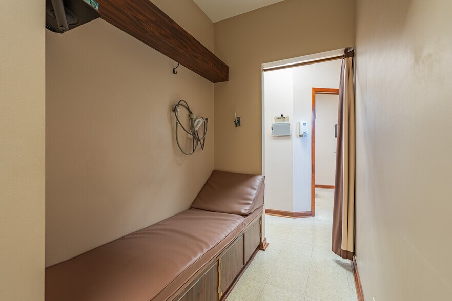 More Photos Of 302 N Hammes Ave, Joliet Medical For Lease