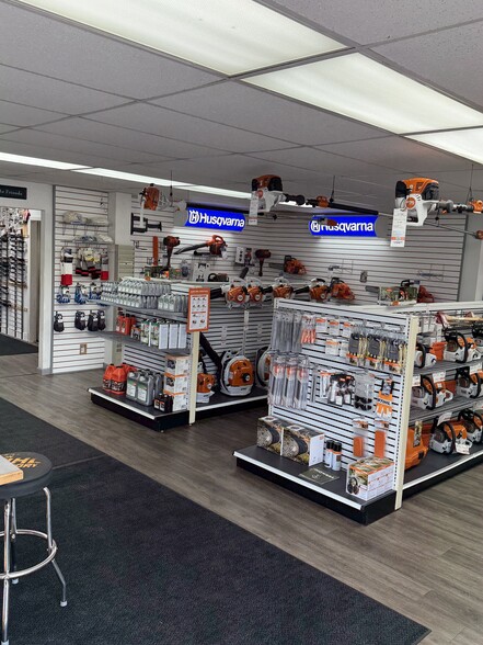 More Photos Of 7441 Old Highway 99 N, Roseburg Showroom For Sale