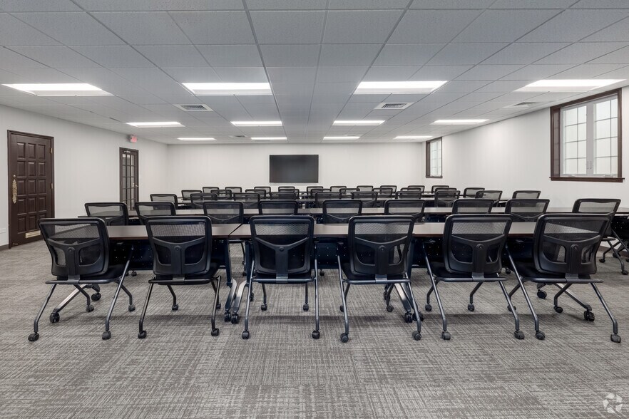 More Photos Of 188 Industrial Dr, Elmhurst Office For Lease