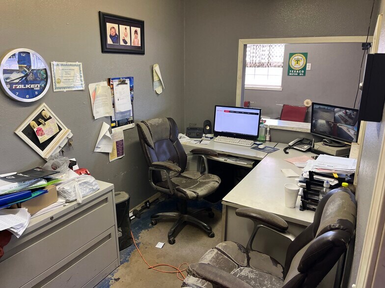 More Photos Of 1202 Cherokee St, Lindsay Auto Repair For Sale
