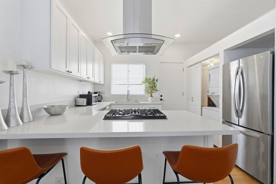 More Photos Of 521 Venice Way, Venice Apartments For Sale