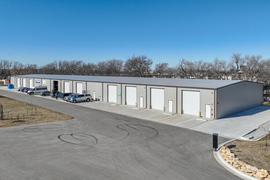 More Photos Of 126 N Garnett Rd, Tulsa Unknown For Lease