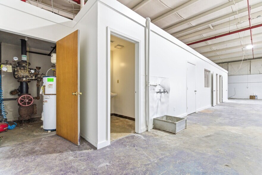 More Photos Of 473 Roberts Ave, Louisville Warehouse For Sale