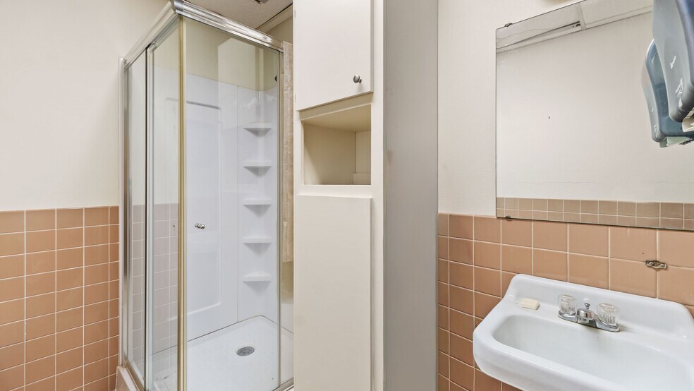 More Photos Of 507 Hickory St, Texarkana Office For Sale