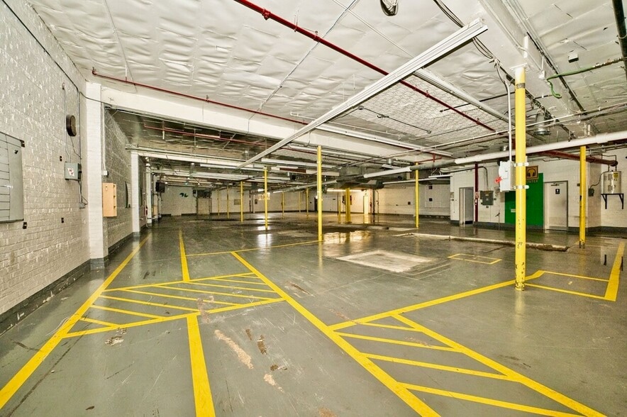 More Photos Of 651 S Martin Luther King Jr Ave, Waukegan Warehouse For Sale