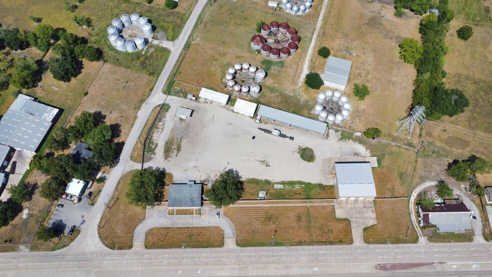 More Photos Of 1500 W Highway 6, Alvin Truck Terminal For Lease