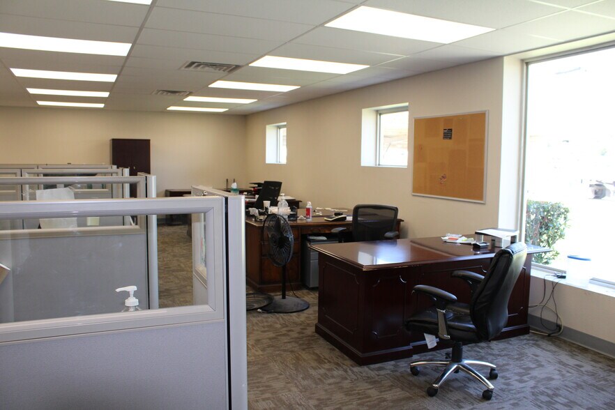 More Photos Of 1936 W Commerce St, Dallas Industrial For Lease