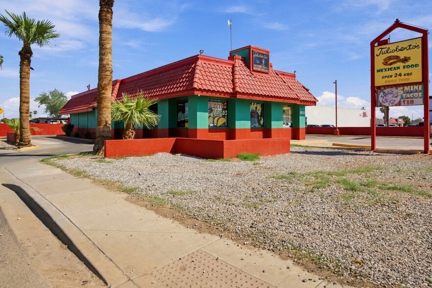 Primary Photo Of 5033 N 67th Ave, Glendale Fast Food For Sale