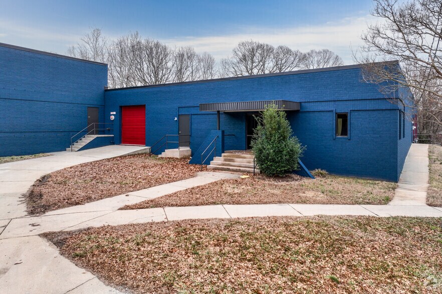 More Photos Of 705 Baker Ct, High Point Warehouse For Lease