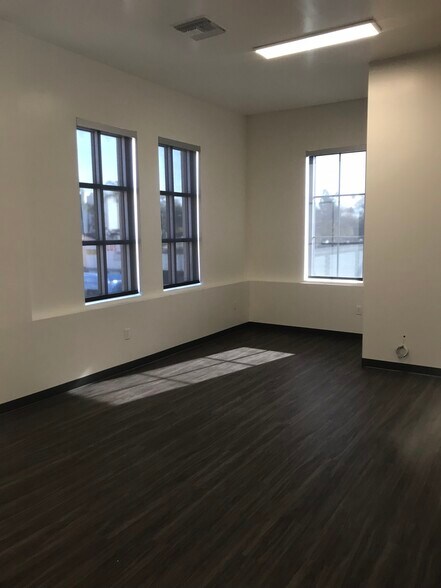 More Photos Of 700 N Main St, Santa Ana Storefront Retail Office For Lease