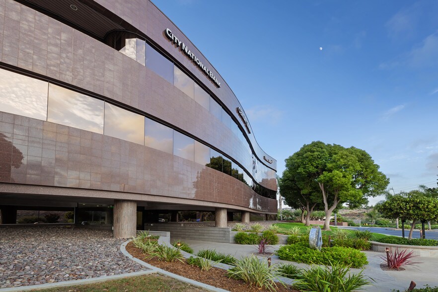 More Photos Of 2011 Palomar Airport Rd, Carlsbad Office For Lease