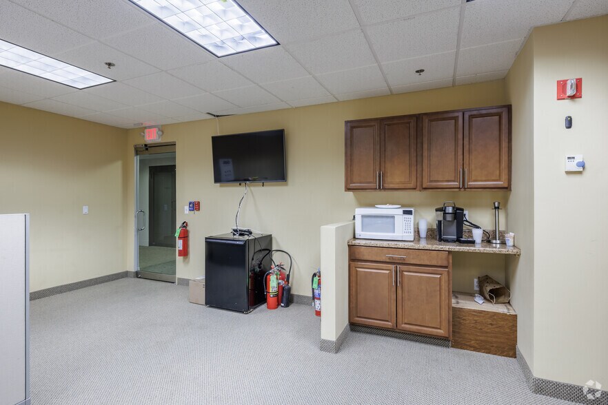 More Photos Of 2200 Fletcher Ave, Fort Lee Office For Lease