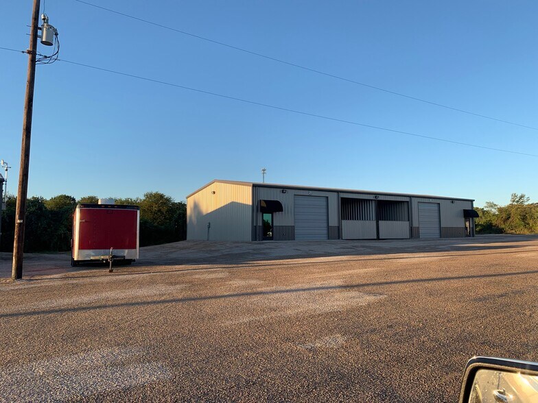 More Photos Of 1011 Upper Denton Rd, Weatherford Warehouse For Lease