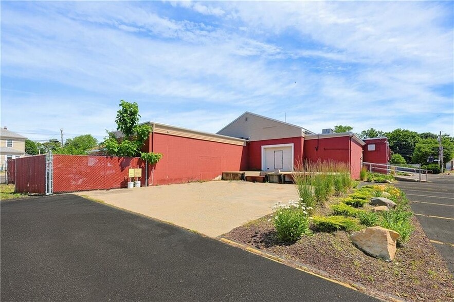 More Photos Of 955 W Shore Rd, Warwick Restaurant For Sale